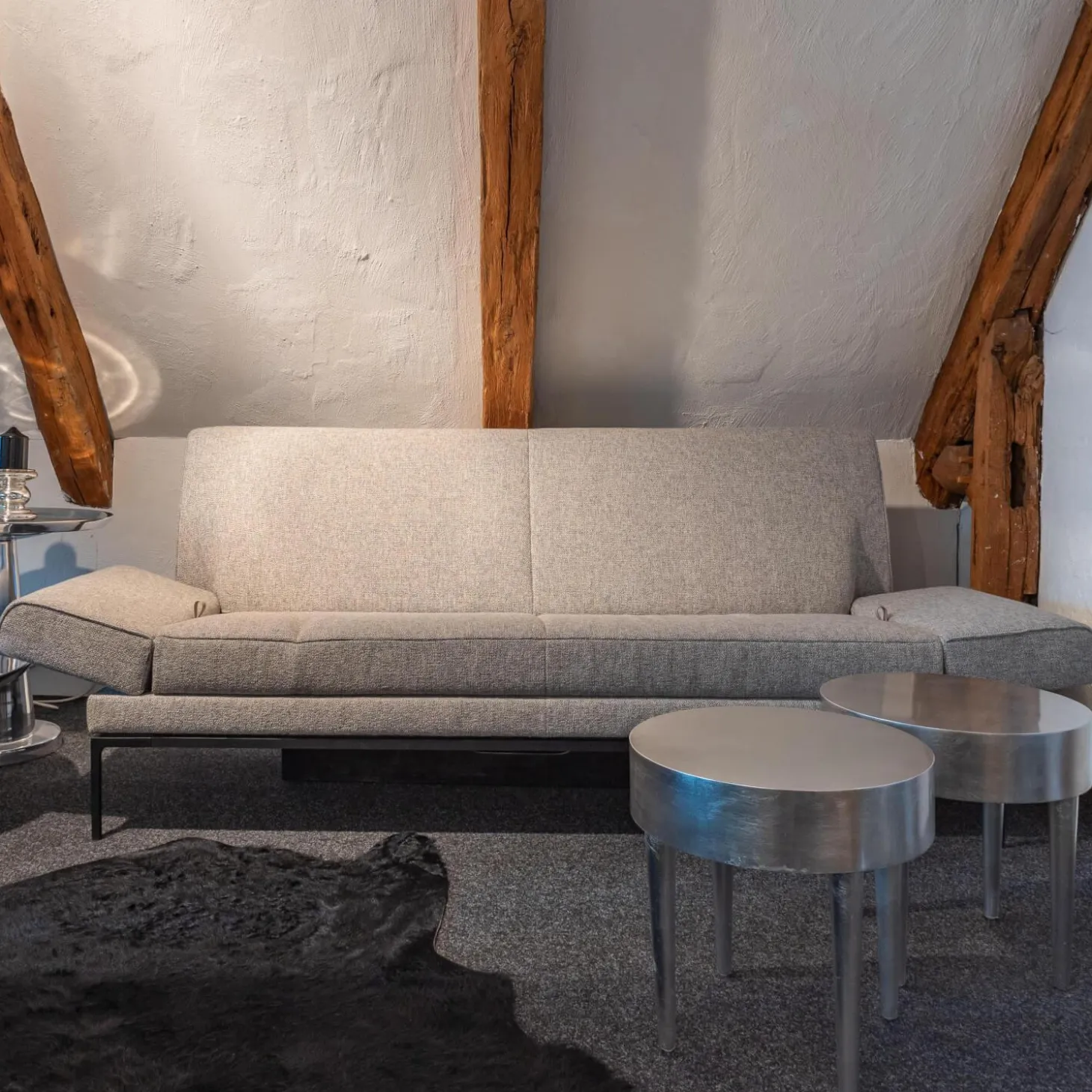 Sofa Glove Pure Stoff Bembebis C0720 Grau Gestell Schwarz Lackiert