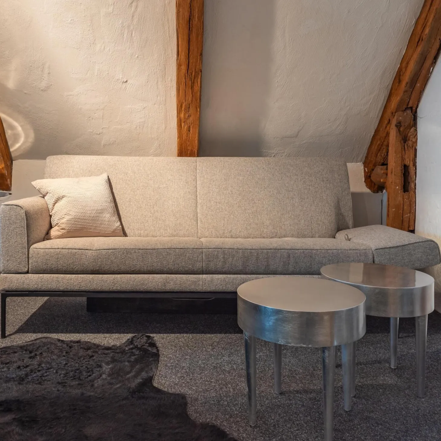 Sofa Glove Pure Stoff Bembebis C0720 Grau Gestell Schwarz Lackiert