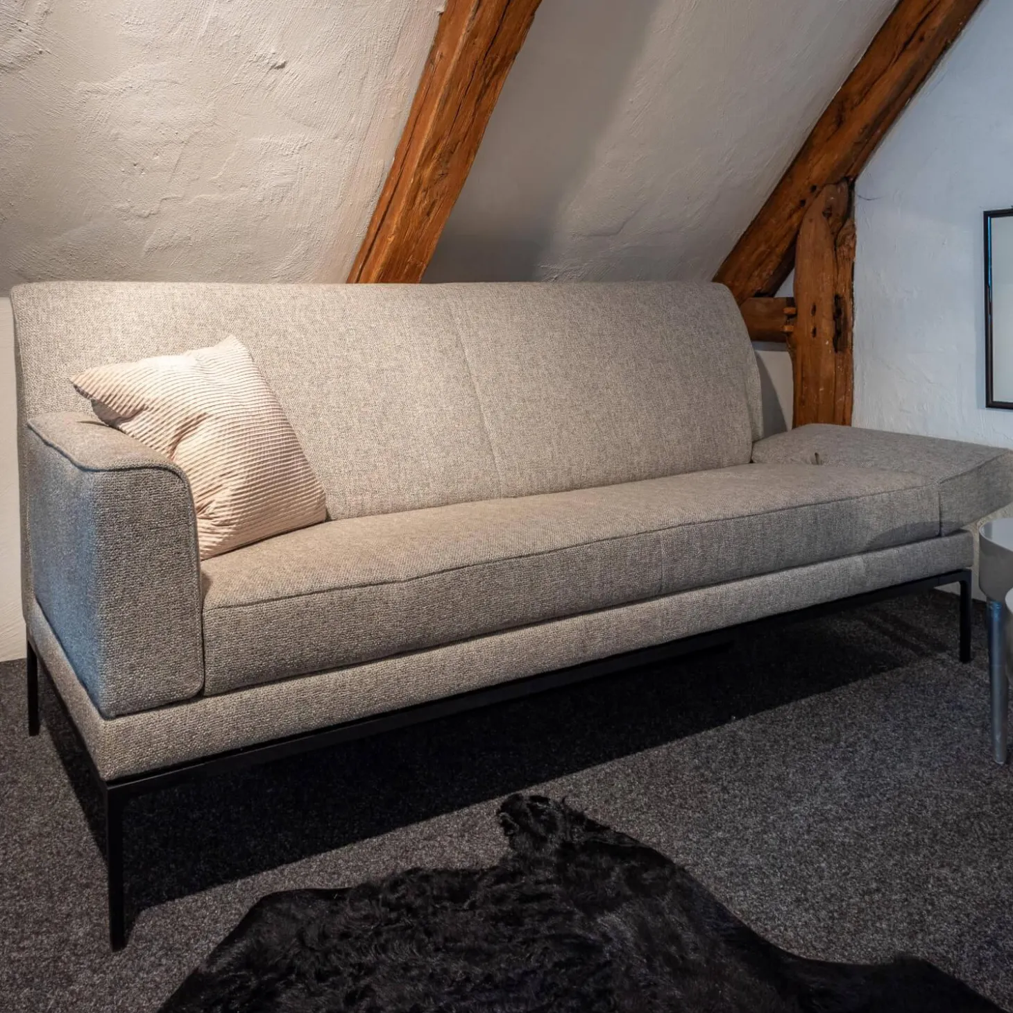 Sofa Glove Pure Stoff Bembebis C0720 Grau Gestell Schwarz Lackiert