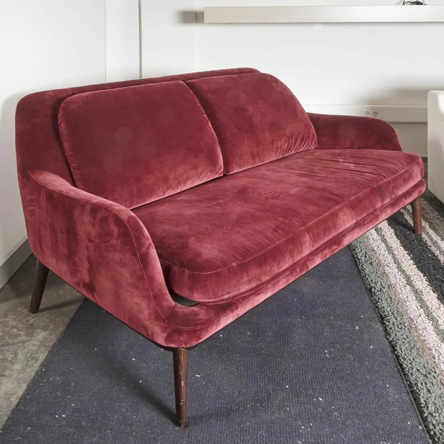 Sofa Grace Bezug Stoff City Velvet Reloaded CA7832 095 Rot Füße Holz Braun