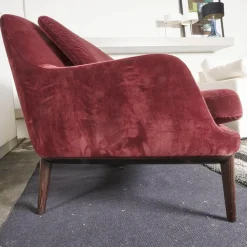 Sofa Grace Bezug Stoff City Velvet Reloaded CA7832 095 Rot Füße Holz Braun