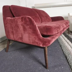 Sofa Grace Bezug Stoff City Velvet Reloaded CA7832 095 Rot Füße Holz Braun