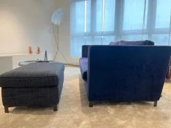Sofa Hailey Stoff Eloy 052 Navy Blue Gestell Metall 15 Rauchbraun Hocker Stoff Chameleon 086 Grau-Blau mit Hocker