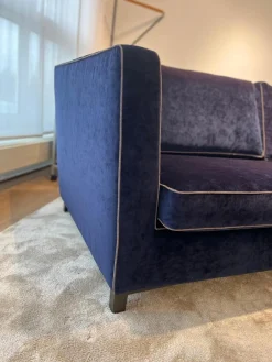 Sofa Hailey Stoff Eloy 052 Navy Blue Gestell Metall 15 Rauchbraun Hocker Stoff Chameleon 086 Grau-Blau mit Hocker