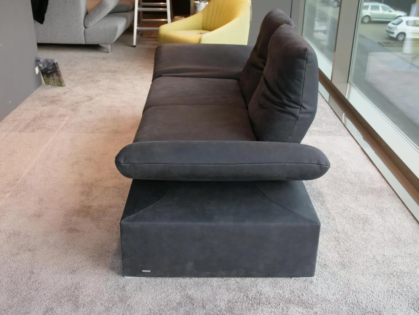 Sofa Harriet Leder A India Omega Schwarz Metallfuß Matt Satiniert