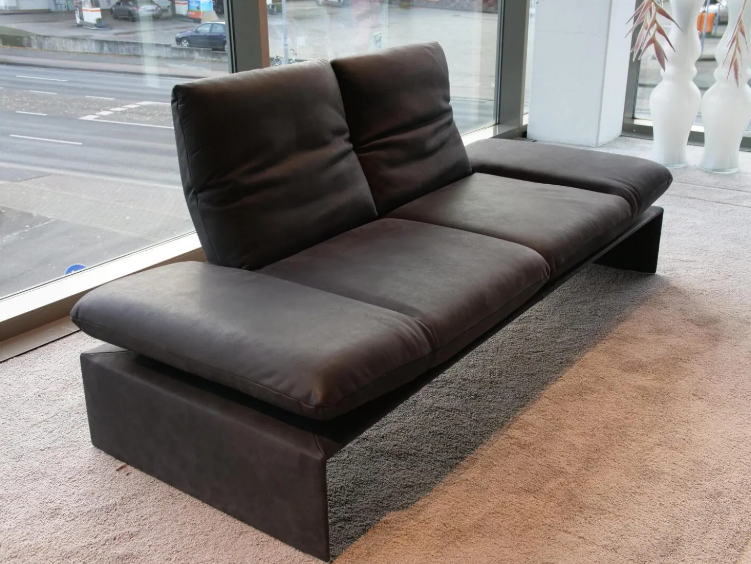 Sofa Harriet Leder A India Omega Schwarz Metallfuß Matt Satiniert