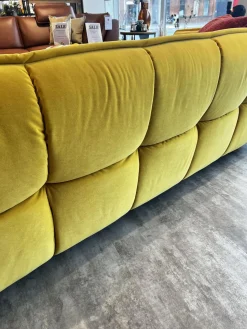 Sofa Hedda Stoff Classic Velvet 16 Yellow Gelb Füße Kunststoff Schwarz