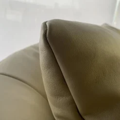 Sofa Ishino Elen Leder 1391 Linen Grün Sockel Schwarz Lackiert