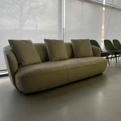 Sofa Ishino Elen Leder 1391 Linen Grün Sockel Schwarz Lackiert