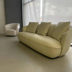 Sofa Ishino Elen Leder 1391 Linen Grün Sockel Schwarz Lackiert