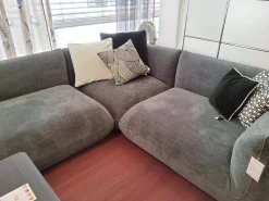 Sofa Jalis Stoff 8145 Dunkelgrau Nahtband Grau mit einem Rückenkissen