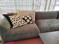 Sofa Jalis Stoff 8145 Dunkelgrau Nahtband Grau mit einem Rückenkissen