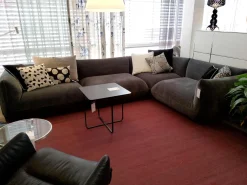 Sofa Jalis Stoff 8145 Dunkelgrau Nahtband Grau mit einem Rückenkissen