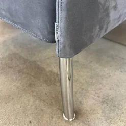 Sofa Jason 390 25 FLFR Leder Velvet 1481 Poppy Seed Grau Gestell Hochglanz Verchromt Mit Nackenrollen