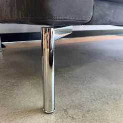 Sofa Jason 390 25 FLFR Leder Velvet 1481 Poppy Seed Grau Gestell Hochglanz Verchromt Mit Nackenrollen