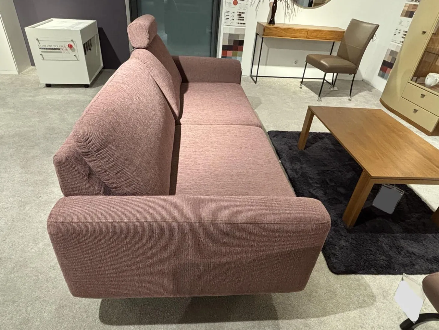 Sofa Joy Stoff Jasmine Dark Pink Rosa Holzfuß Wenge Schräg Inklusive Kopfstütze