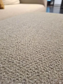 Sofa K SOB 160 202 Stoff 7463 Kieselgrau Grau Stahlkufe Tiefschwarz Mit Hocker Und Kissen