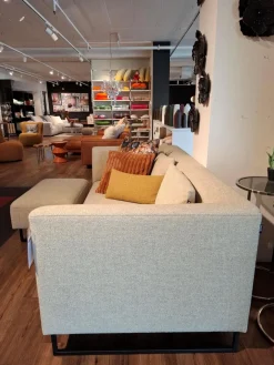 Sofa K SOB 160 202 Stoff 7463 Kieselgrau Grau Stahlkufe Tiefschwarz Mit Hocker Und Kissen