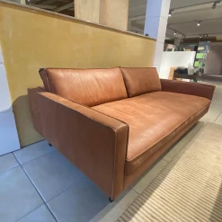 Sofa L Buster XL Leder B Desert Tobacco 17537 Braun Metallfuß Schwarz Pulverbeschichtet