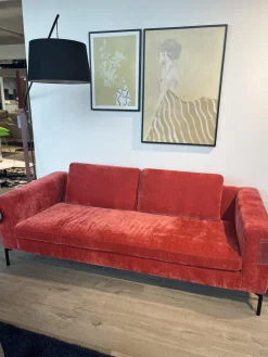 Sofa Lenni Style Stoff Wildflower 9 Raspberry Pink Rot Füße Metall Schwarz