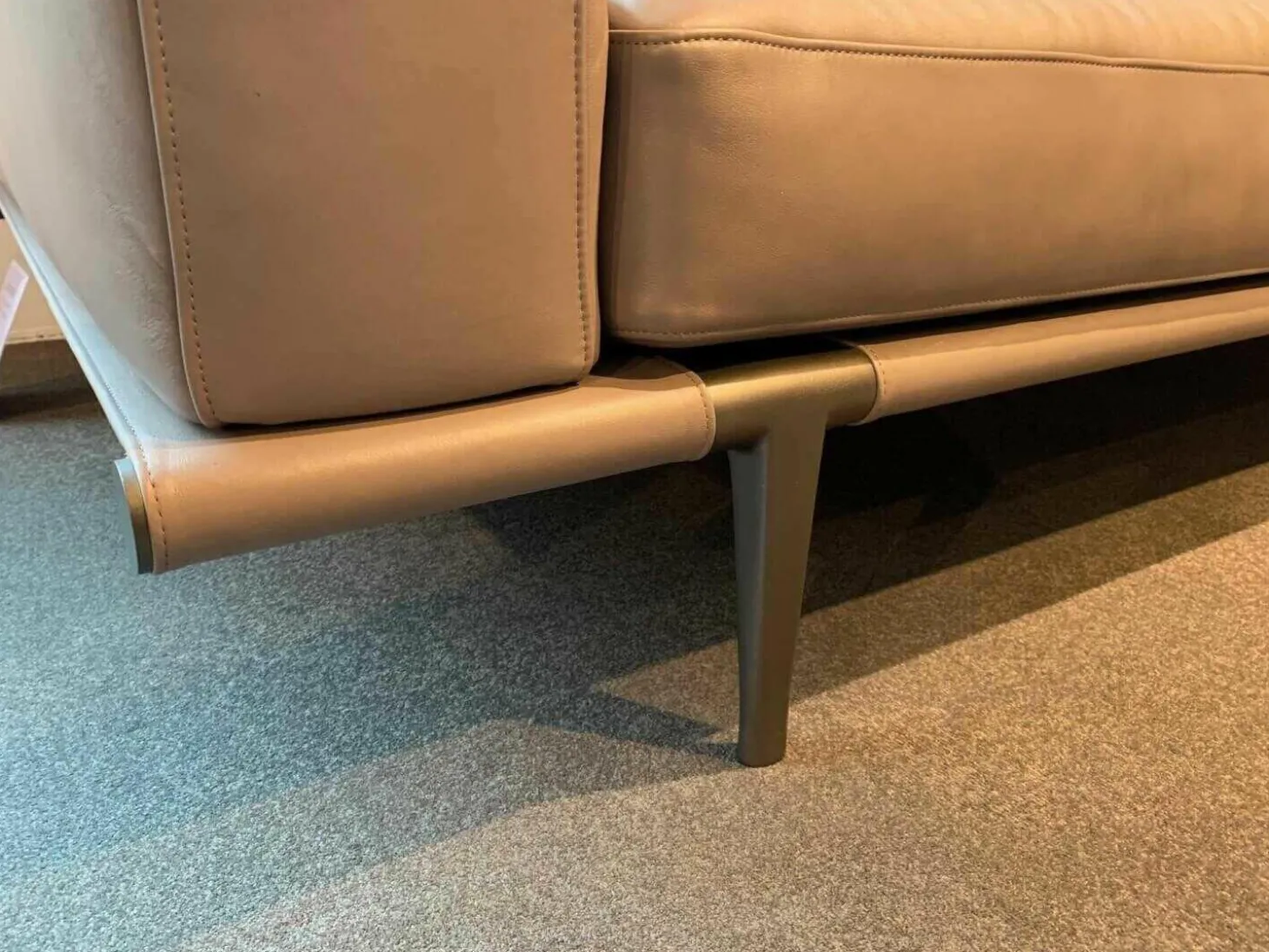 Sofa Let It Be Leder Soul Smokey Braun mit 2 Kissen und Kopfstütze