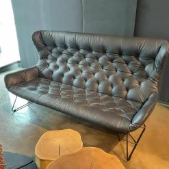 Sofa Leya Wingback Leder Opium 154 Carbon Grau Drahtgestell Metall Tiefschwarz