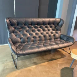 Sofa Leya Wingback Leder Opium 154 Carbon Grau Drahtgestell Metall Tiefschwarz