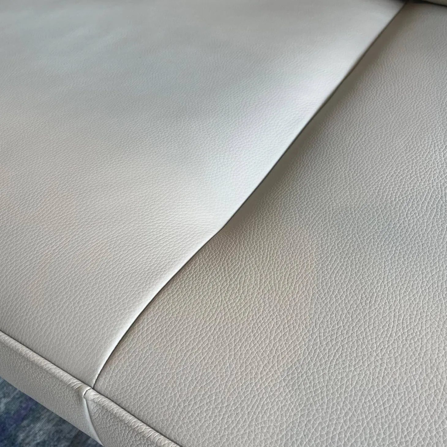 Sofa Living Platform 400 30 FLFR Leder Lima Stone Grey Grau Beige Gestell Stahl Schwarz Matt Pulverbeschichtet