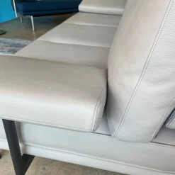 Sofa Living Platform 400 30 FLFR Leder Lima Stone Grey Grau Beige Gestell Stahl Schwarz Matt Pulverbeschichtet