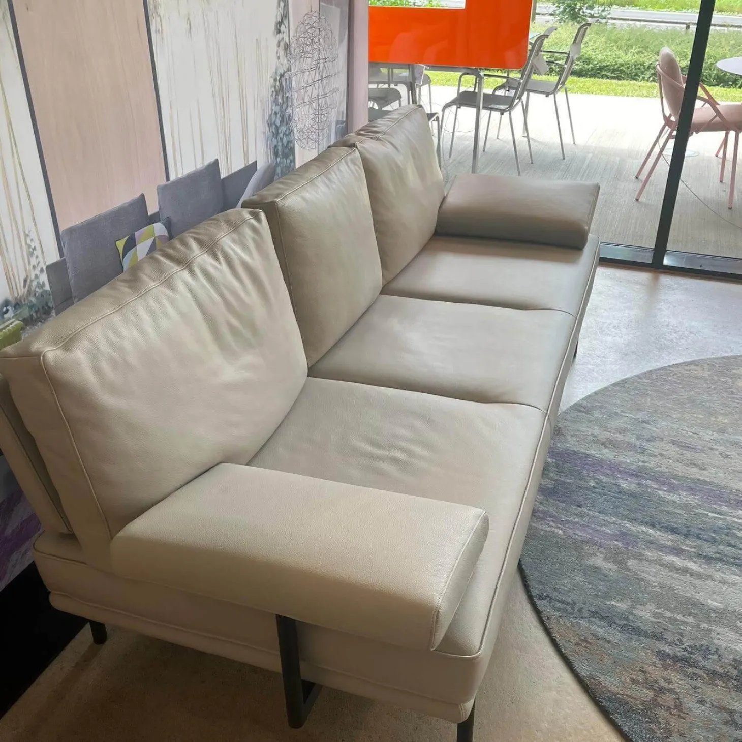 Sofa Living Platform 400 30 FLFR Leder Lima Stone Grey Grau Beige Gestell Stahl Schwarz Matt Pulverbeschichtet