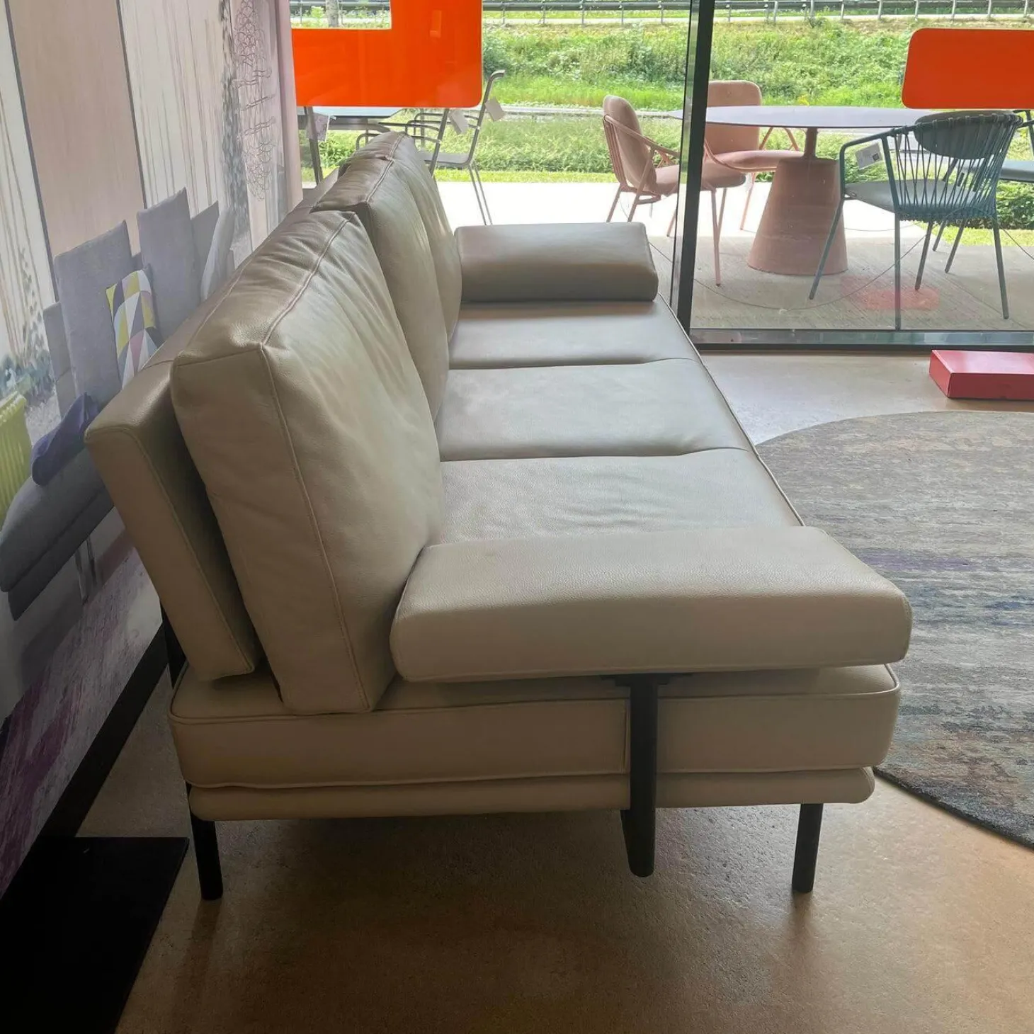 Sofa Living Platform 400 30 FLFR Leder Lima Stone Grey Grau Beige Gestell Stahl Schwarz Matt Pulverbeschichtet