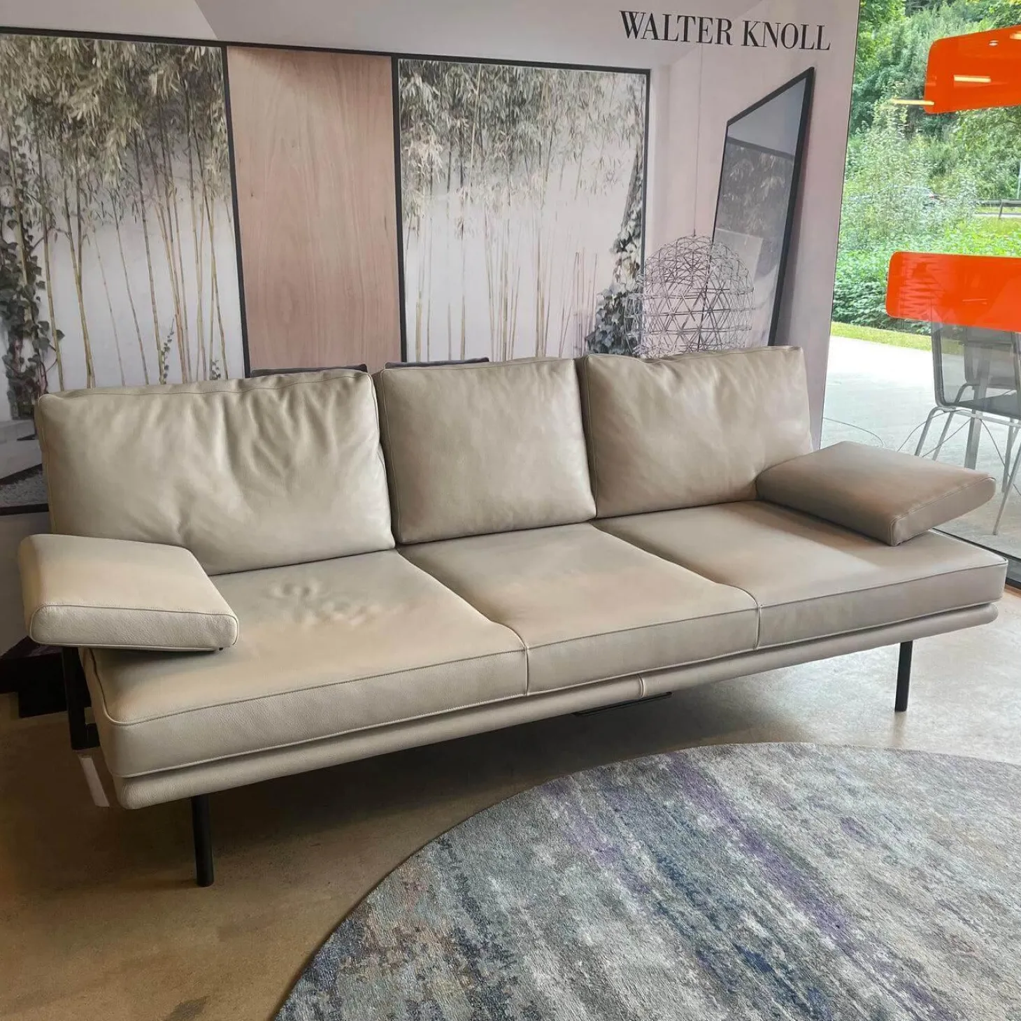 Sofa Living Platform 400 30 FLFR Leder Lima Stone Grey Grau Beige Gestell Stahl Schwarz Matt Pulverbeschichtet