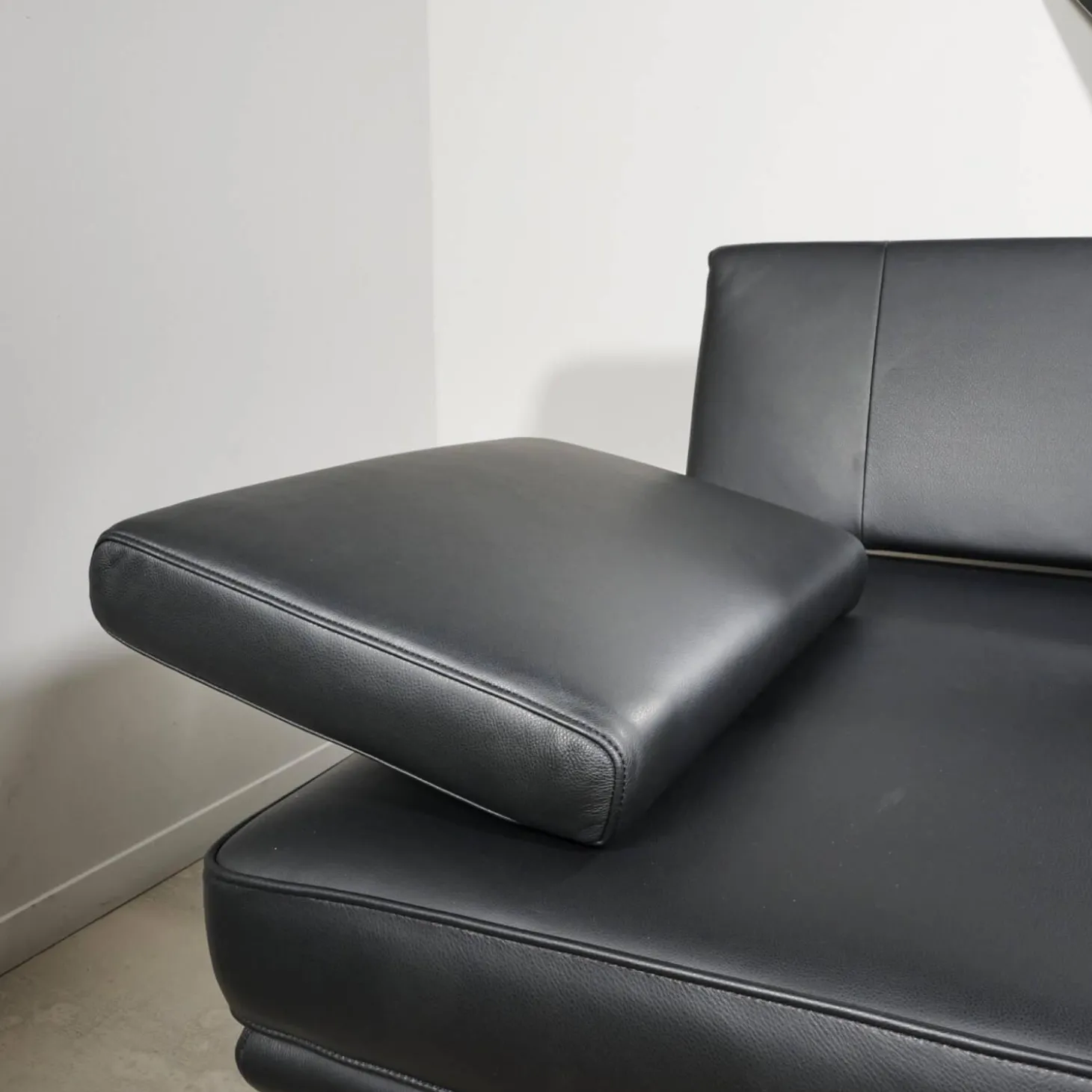 Sofa Living Platform Leder Classic Black Schwarz Gestell Matt Pulverbeschichtet Schwarz