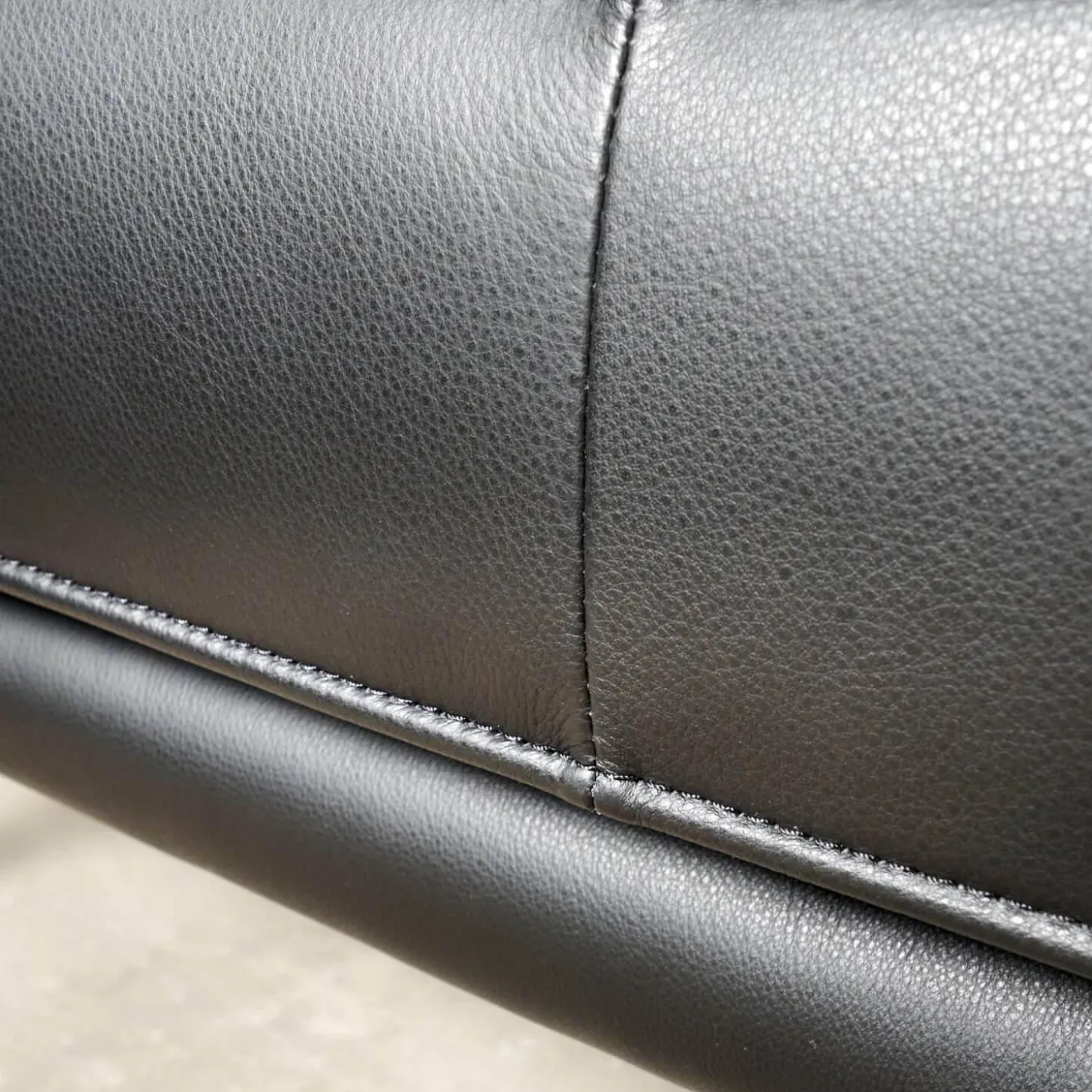 Sofa Living Platform Leder Classic Black Schwarz Gestell Matt Pulverbeschichtet Schwarz