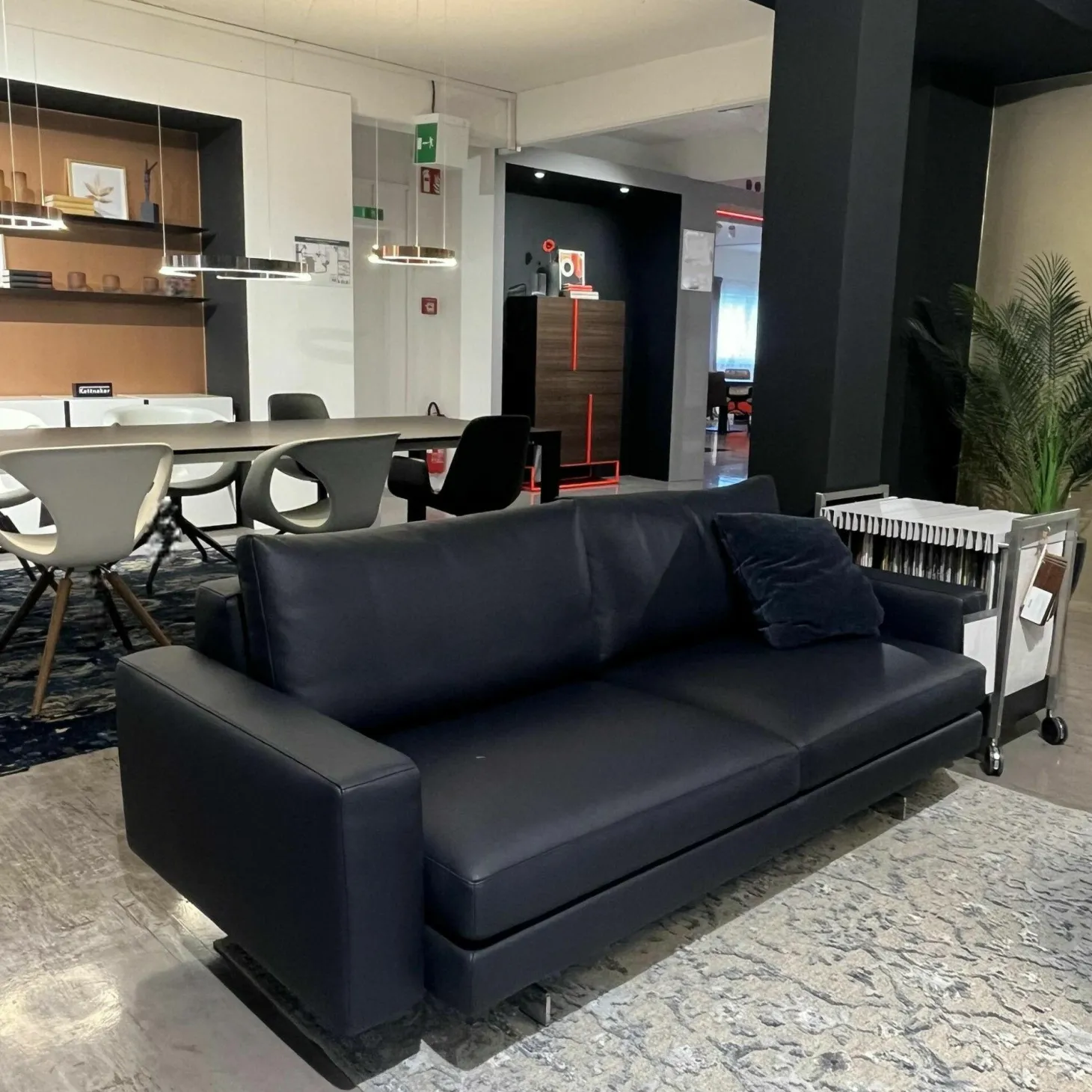 Sofa Luis Leder Rancho Saphir Schwarz Flachstahlfuß Chromfarben Inklusive 2 Rückenkissen Ohne Dekokissen