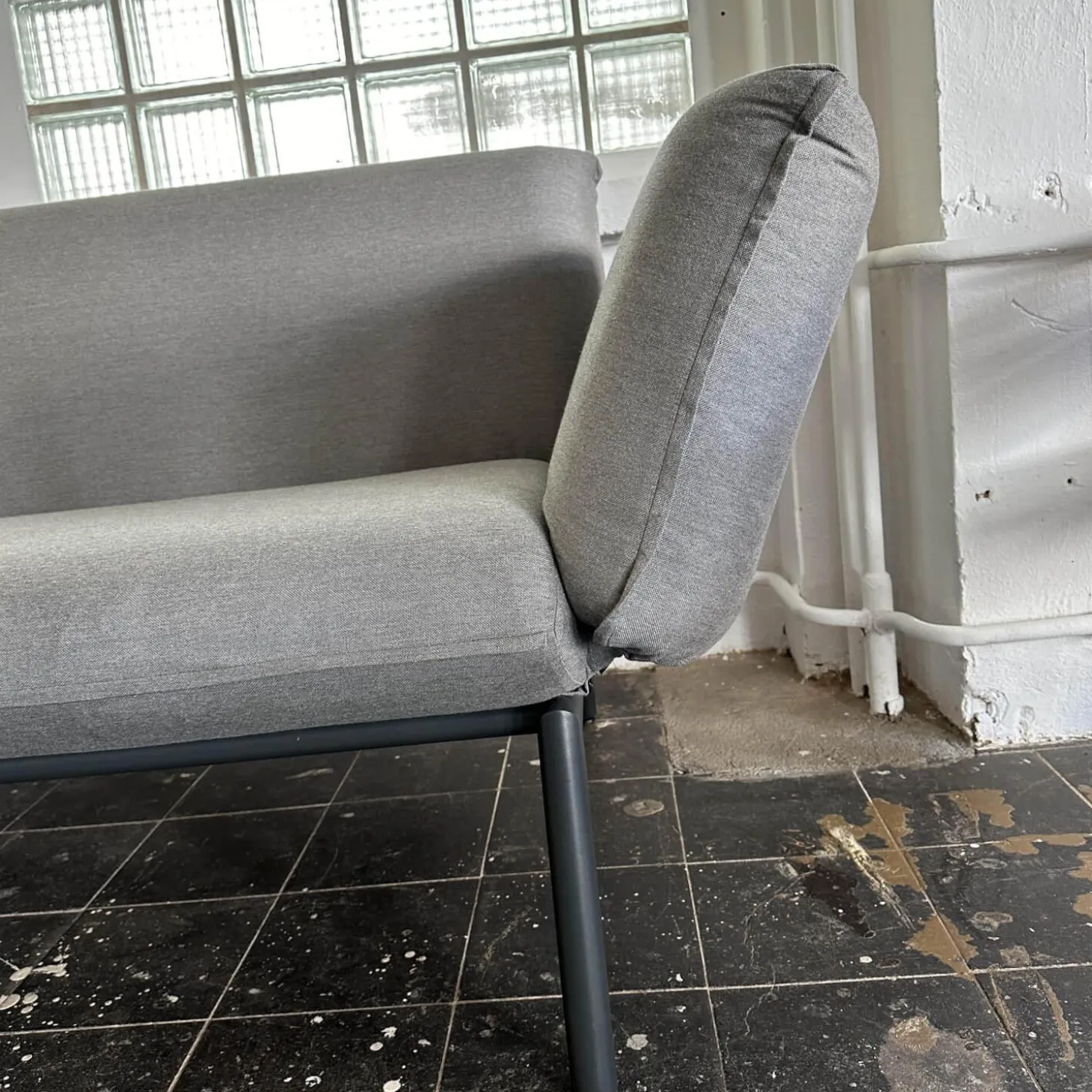 Sofa Luna Lounge Dining Outdoor Bezug Stoff Sunbrella Charcoal Chine Grau Gestell Edelstahl Anthrazit Strukturlack