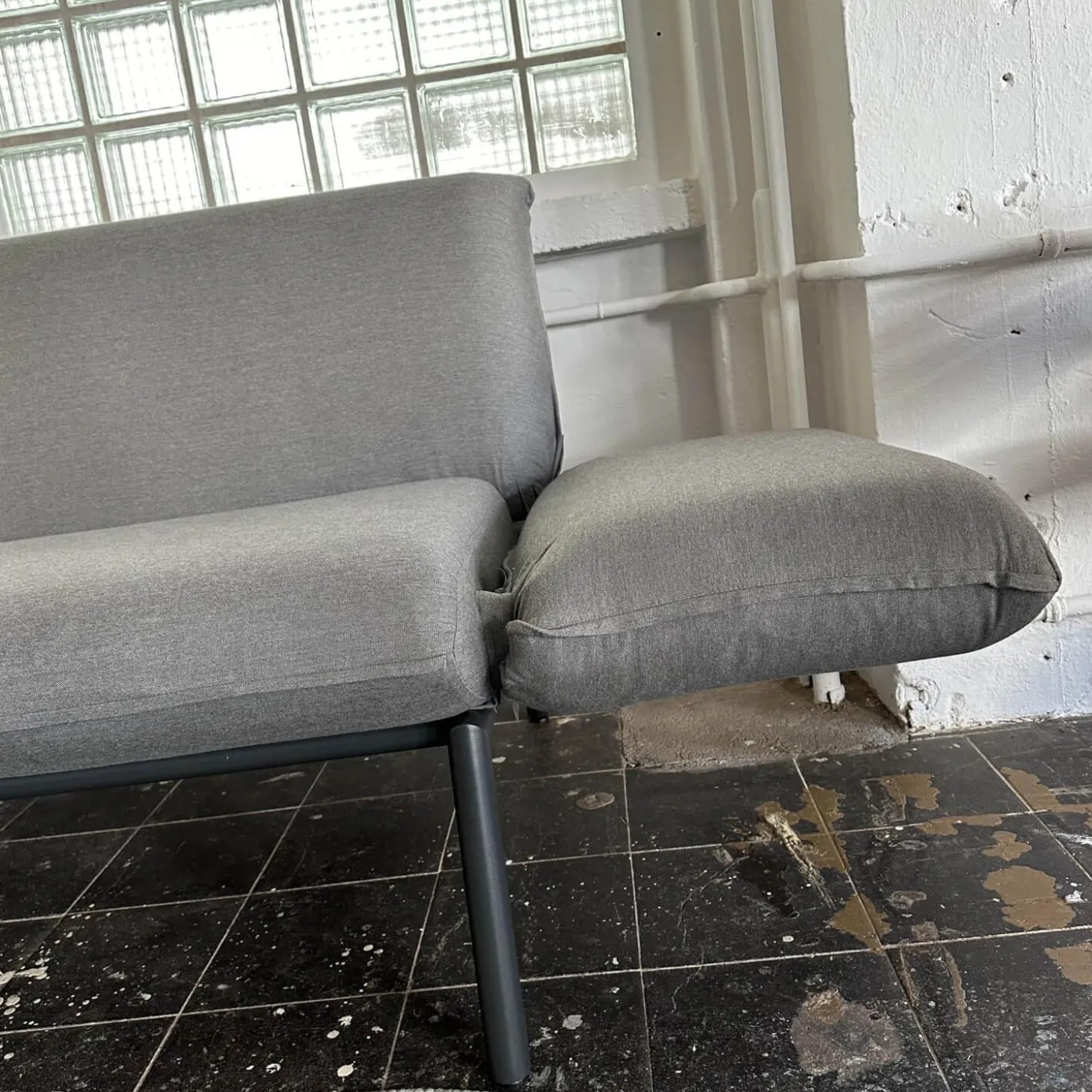 Sofa Luna Lounge Dining Outdoor Bezug Stoff Sunbrella Charcoal Chine Grau Gestell Edelstahl Anthrazit Strukturlack