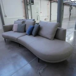 Sofa Maaru 850 Bezug Leder Rodeo Soft 1417 Pebble Grau Untergestell Matt Pulverbeschichtet Bronze