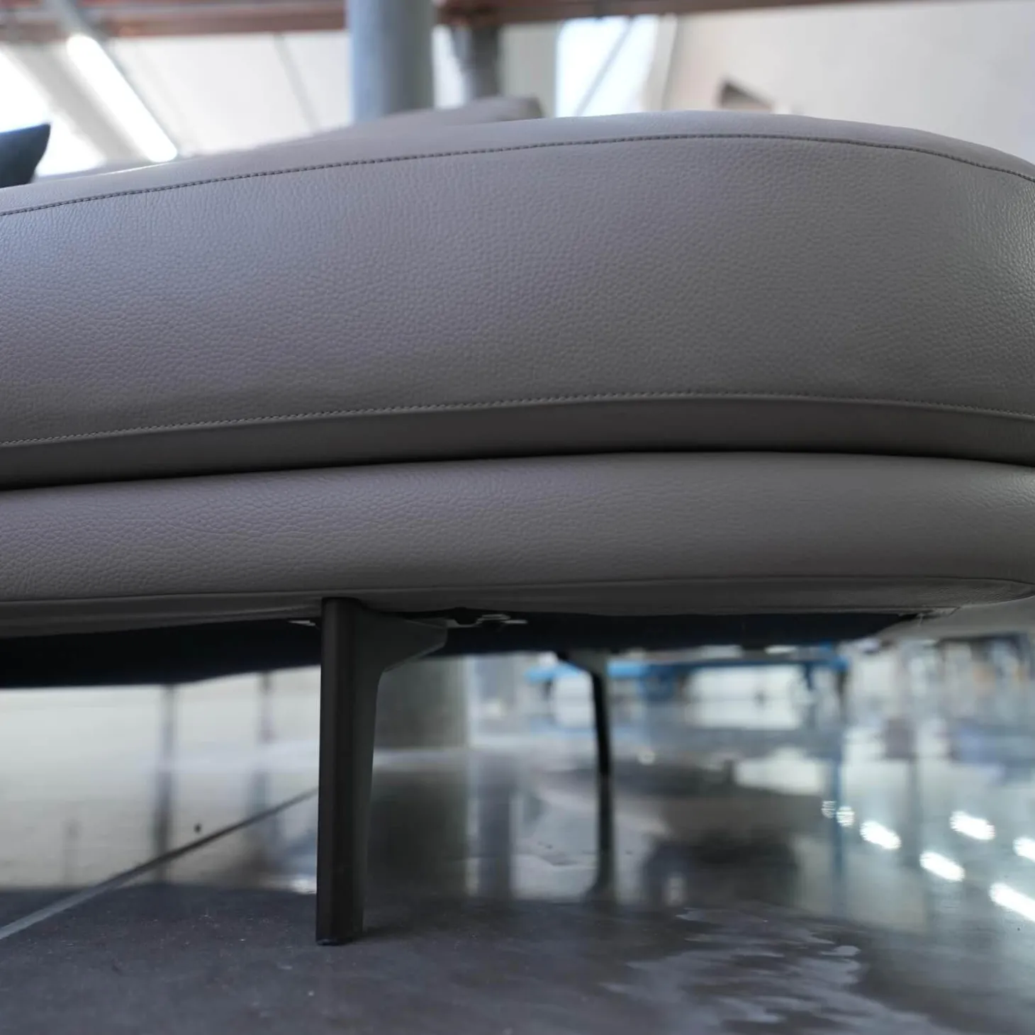 Sofa Maaru 850 Bezug Leder Rodeo Soft 1417 Pebble Grau Untergestell Matt Pulverbeschichtet Bronze