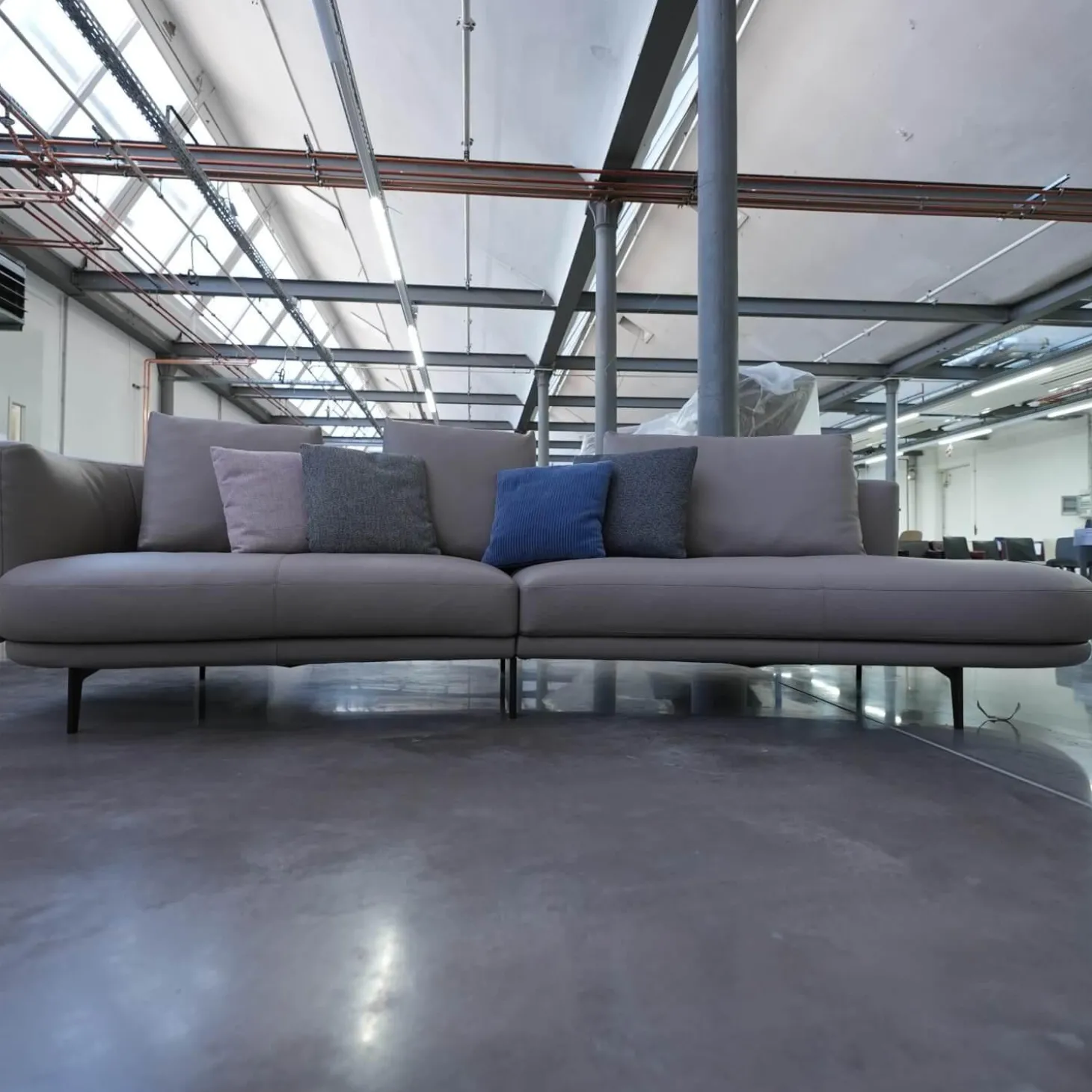 Sofa Maaru 850 Bezug Leder Rodeo Soft 1417 Pebble Grau Untergestell Matt Pulverbeschichtet Bronze