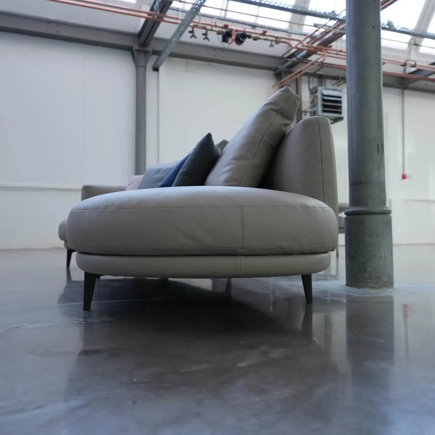 Sofa Maaru 850 Bezug Leder Rodeo Soft 1417 Pebble Grau Untergestell Matt Pulverbeschichtet Bronze