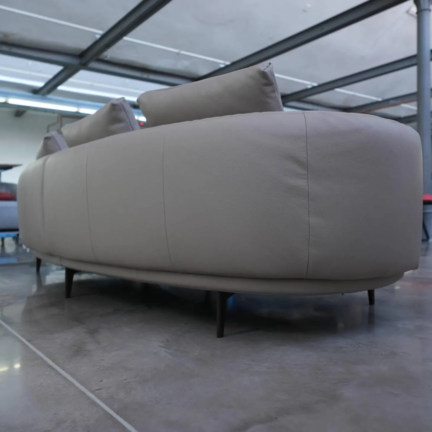 Sofa Maaru 850 Bezug Leder Rodeo Soft 1417 Pebble Grau Untergestell Matt Pulverbeschichtet Bronze