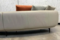 Sofa Maaru 850 Leder Elen 1218 Cosy Grey Beige Gestell Bronze Schwarz Matt Pulverbeschichtet Mit 5 Kissen