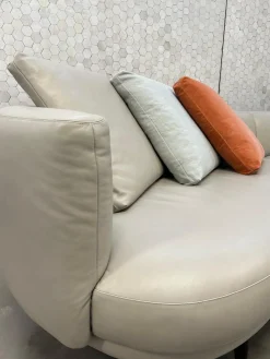 Sofa Maaru 850 Leder Elen 1218 Cosy Grey Beige Gestell Bronze Schwarz Matt Pulverbeschichtet Mit 5 Kissen