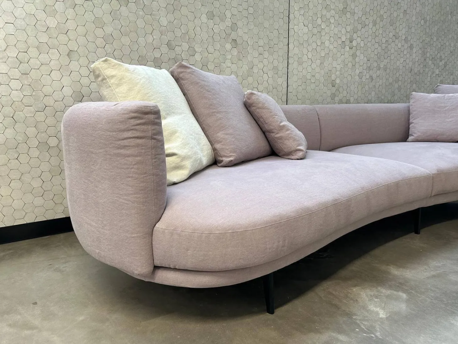 Sofa Maaru 850 Stoff Lino 7899 Magnolia Violett Gestell Schwarz Matt Pulverbeschichtet Inklusive 5 Kissen