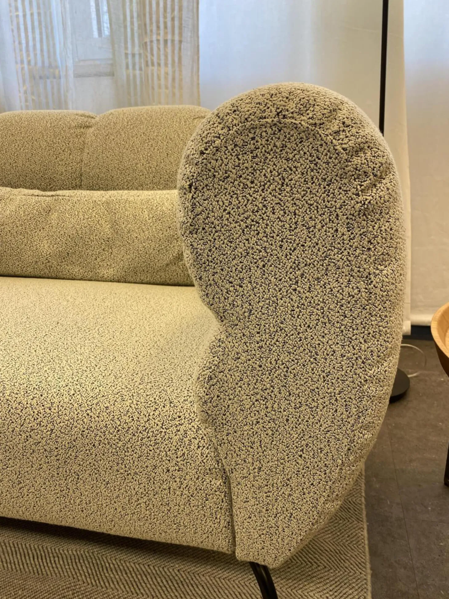 Sofa Magnolia Stoff 5275 0041 Grau Gestell Metall Schwarz Pulverbeschichtet