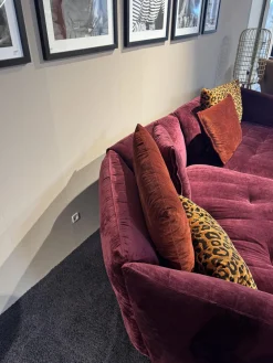 Sofa Manyara Stoff Boa Bordeaux Rot mit 5 Kissen