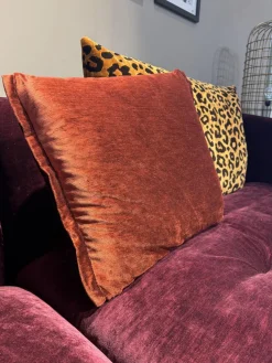 Sofa Manyara Stoff Boa Bordeaux Rot mit 5 Kissen