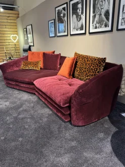 Sofa Manyara Stoff Boa Bordeaux Rot mit 5 Kissen