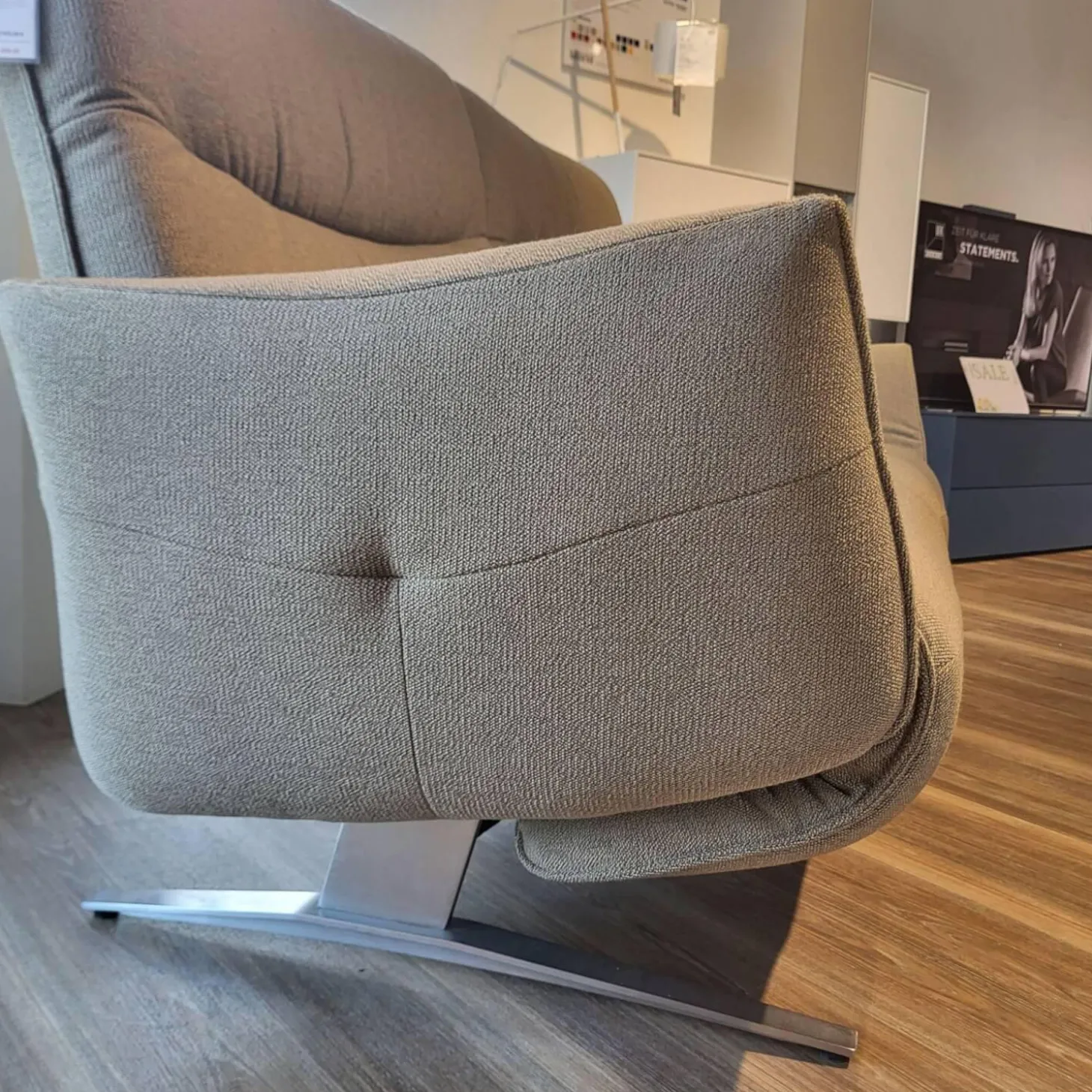 Sofa Marsala Bezug Stoff Q2 Fashion Grau Beige Gestell Edelstahloptik Gebürstet Mit Verstellbaren Armlehnen